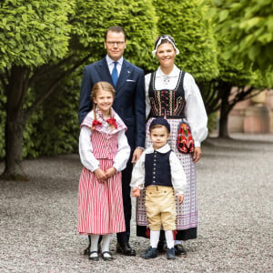 La princesse Estelle de Suède et le prince Oscar de Suède photographiés dans les habits traditionnels de leurs duchés respectifs, Östergötland et Scanie, avec leurs parents le prince Daniel et la princesse héritière Victoria (en tenue de duchesse de Västergötland) à la veille de la Fête nationale suédoise en juin 2020, dans le jardin du palais royal à Stockholm. ©Linda Broström/Cour royale de Suède