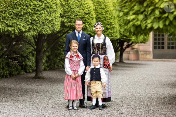 La princesse Estelle de Suède et le prince Oscar de Suède photographiés dans les habits traditionnels de leurs duchés respectifs, Östergötland et Scanie, avec leurs parents le prince Daniel et la princesse héritière Victoria (en tenue de duchesse de Västergötland) à la veille de la Fête nationale suédoise en juin 2020, dans le jardin du palais royal à Stockholm. ©Linda Broström/Cour royale de Suède