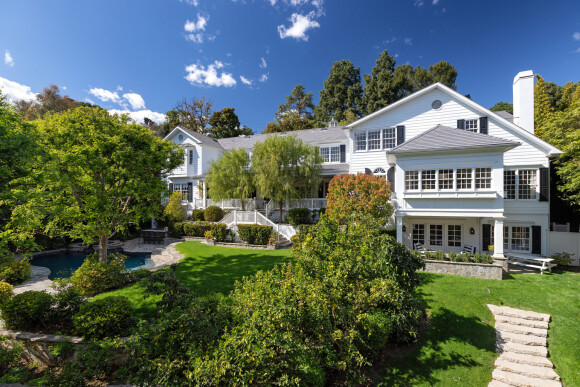 Ashton Kutcher et Mila Kunis mettent en vente leur maison de Los Angeles au prix de 14 millions de dollars.