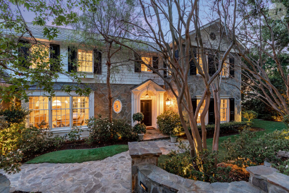 Ashton Kutcher et Mila Kunis mettent en vente leur maison de Los Angeles au prix de 14 millions de dollars.