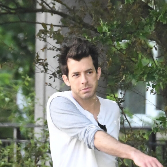 Exclusif - Mark Ronson se promène avec son père Laurence et une amie dans les rues de Londres le 22 mai 2020.