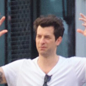 Exclusif - Mark Ronson se promène dans les rues de Londres et fait un selfie avec une fan le 22 mai 2020.