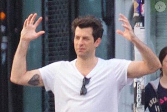 Exclusif - Mark Ronson se promène dans les rues de Londres et fait un selfie avec une fan le 22 mai 2020.