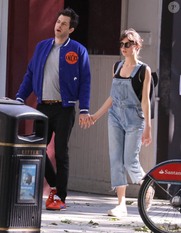 Exclusif - Mark Ronson et sa petite-amie, l'actrice Genevieve Gaunt, traverse le Holland Park de Londres. Le 29 mai 2020. @Splash News/ABACAPRESS.COM