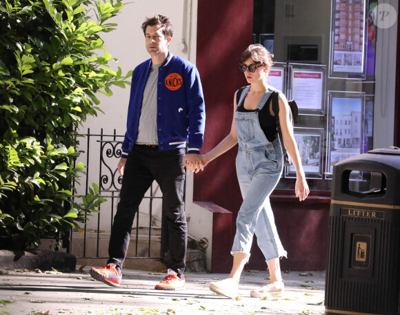 Exclusif - Mark Ronson et sa petite-amie, l'actrice Genevieve Gaunt, traverse le Holland Park de Londres. Le 29 mai 2020. @Splash News/ABACAPRESS.COM