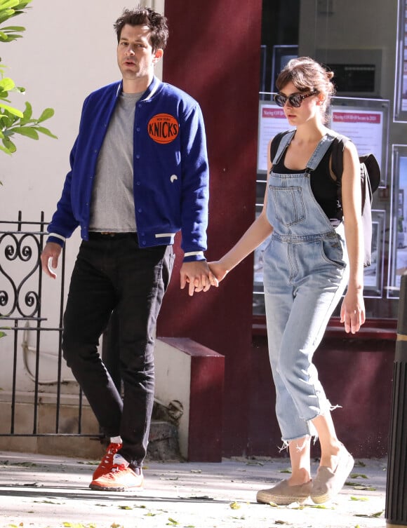 Exclusif - Mark Ronson et sa petite-amie, l'actrice Genevieve Gaunt, traverse le Holland Park de Londres. Le 29 mai 2020. @Splash News/ABACAPRESS.COM