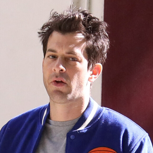 Exclusif - Mark Ronson et sa petite-amie, l'actrice Genevieve Gaunt, traverse le Holland Park de Londres. Le 29 mai 2020. @Splash News/ABACAPRESS.COM