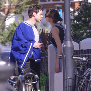 Exclusif - Mark Ronson et sa petite-amie, l'actrice Genevieve Gaunt, traverse le Holland Park de Londres. Le 29 mai 2020. @Splash News/ABACAPRESS.COM