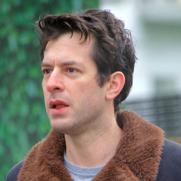 Exclusif - Mark Ronson se promène avec son ami Seb Chew, en respectant une distance de un mètre, dans la rue à Londres le 1er mai 2020.