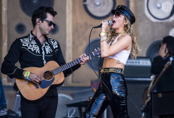 Miley Cyrus et Mark Ronson en concert au Festival de Glastonbury le 30 juin 2019.