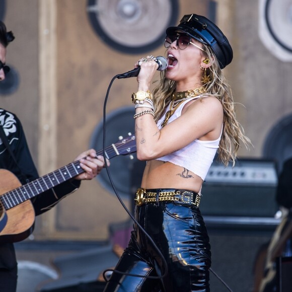 Miley Cyrus et Mark Ronson en concert au Festival de Glastonbury le 30 juin 2019.