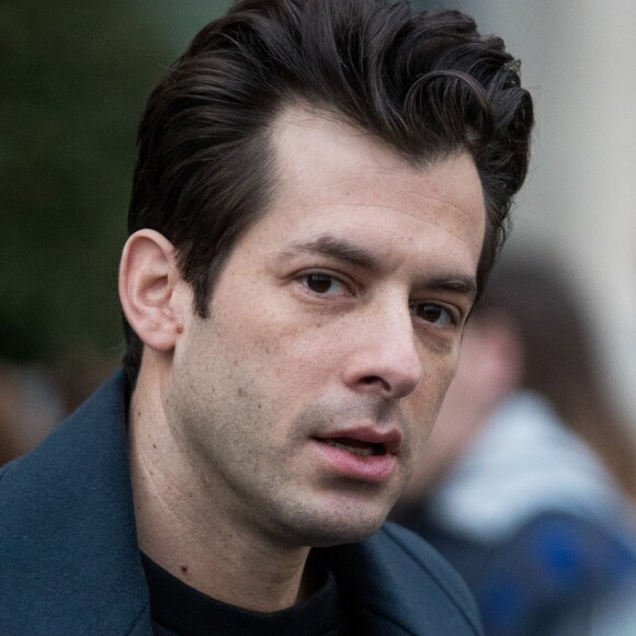 Mark Ronson à la sortie de l'hôtel Ritz à Paris le 5 mars 2019.