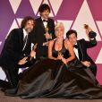 Andrew Wyatt, Anthony Rossomando, Lady Gaga, Mark Ronson fêtant l'Oscar de la meilleure chanson originale pour "Shallow" dans le film "A Star is Born" lors de la 91e cérémonie des Oscars au théâtre Dolby à Los Angeles, le 24 février 2019.