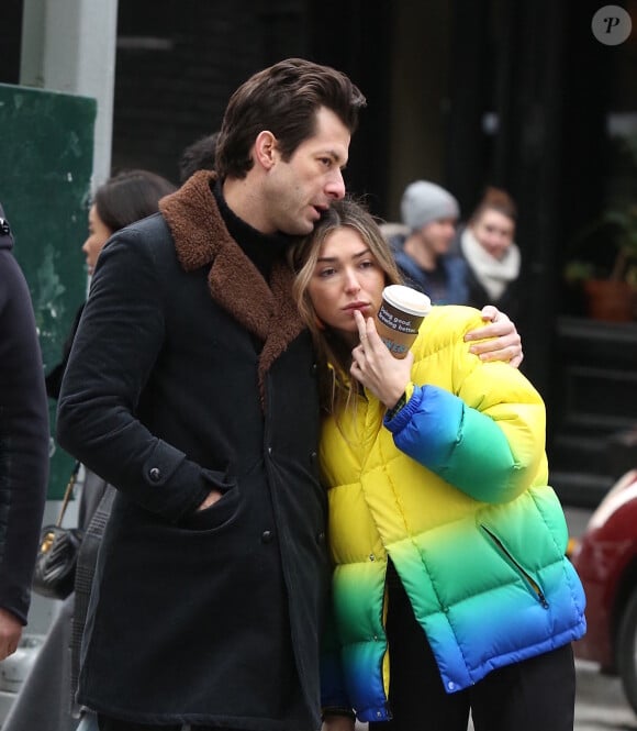 Mark Ronson et Rebecca Schwartz en couple dans le quartier de Soho à New York en février 2019.