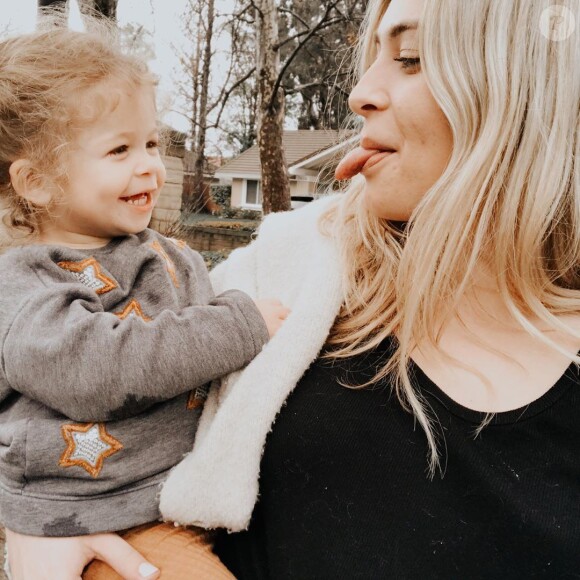 L'influenceuse Ashley Stock rend hommage à sa fille décédée le 27 mai 2020.