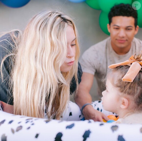 L'influenceuse Ashley Stock rend hommage à sa fille décédée le 27 mai 2020.