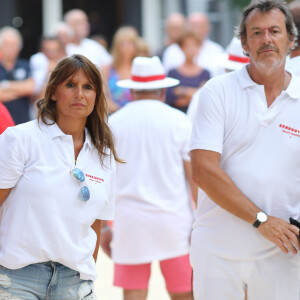 Jean-Luc Reichmann et sa femme Nathalie lors du trophée de pétanque "Sénéquier 209" sur la place des Lices à Saint-Tropez, Côte d'Azur, France, le 22 août 2019.