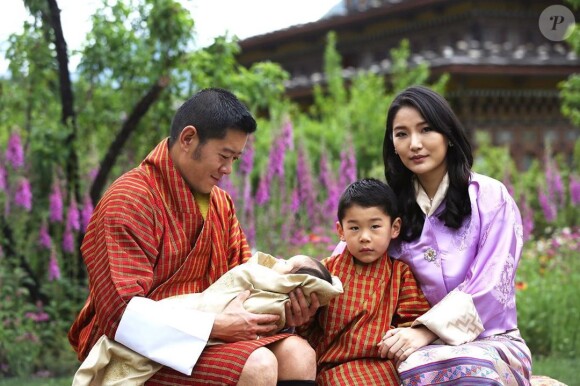 La reine Jetsun Pema et le roi Jigme Khesar Namgyel Wangchuck du Bhoutan présentent leur deuxième enfant, un garçon, né le 19 mars 2020. Sur Instagram, le 31 mai 2020.