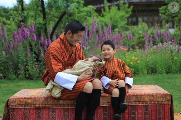 La reine Jetsun Pema et le roi Jigme Khesar Namgyel Wangchuck du Bhoutan présentent leur deuxième enfant, un garçon, né le 19 mars 2020. Sur Instagram, le 31 mai 2020.
