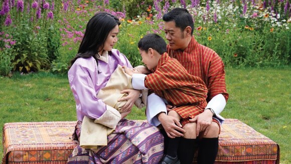 Jigme Khesar et Jetsun Pema du Bhoutan présentent enfin leur 2e prince