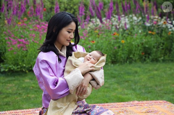 La reine Jetsun Pema et le roi Jigme Khesar Namgyel Wangchuck du Bhoutan présentent leur deuxième enfant, un garçon, né le 19 mars 2020. Sur Instagram, le 31 mai 2020.