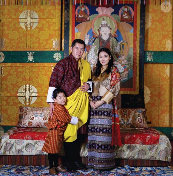 Le roi Jigme Khesar Namgyel Wangchuck et son épouse la reine Jetsun Pema (enceinte) avec leur fils le prince Jigme, le 19 mars 2020 sur Instagram. Photo prise en février 2020.