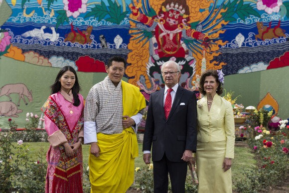Le roi Carl Gustav et la reine Silvia de Suède ont été reçus par le roi Jigme Khesar Namgyel Wangchuck et la reine Jetsun Pema lors de leur voyage officiel au Bhoutan. Le 8 juin 2016