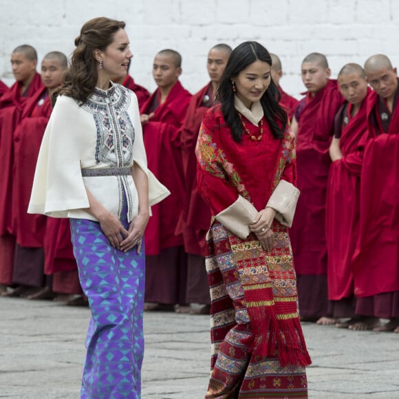 Kate Catherine Middleton, duchesse de Cambridge, et la reine Jetsun Pema à la cérémonie de bienvenue au monastère Tashichhodzong à Thimphu. Le couple princier sera reçu en audience privée par le roi Jigme Khesar Namgyel Wangchuck et la reine Jetsun Pema. Le 14 avril 2016 14