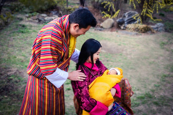 Jigme Khesar Namgyel Wangchuck, le roi du Bhoutan et sa femme Jetsun Pema présentent leur nouveau-né à Thimphou le 16 mars 2016. Le petit prince est né le 5 février 2016. Pour célébrer la naissance du prince dans la tradition bouddhiste, le royaume a planté 108 000 arbres car ils sont considérés comme source de la vie.