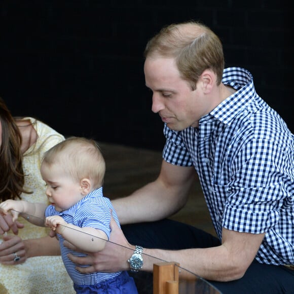 Le prince William, duc de Cambridge, Kate Catherine Middleton, duchesse de Cambridge, et leur fils le prince George visitent le zoo Taronga à Sydney, lors de leur visite officielle en Australie. Le 20 avril 2014