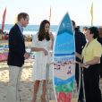 Le prince William, duc de Cambridge, et Kate Catherine Middleton, duchesse de Cambridge, rencontrent des surfeurs sur la plage de Manly à Sydney. Le 18 avril 2014