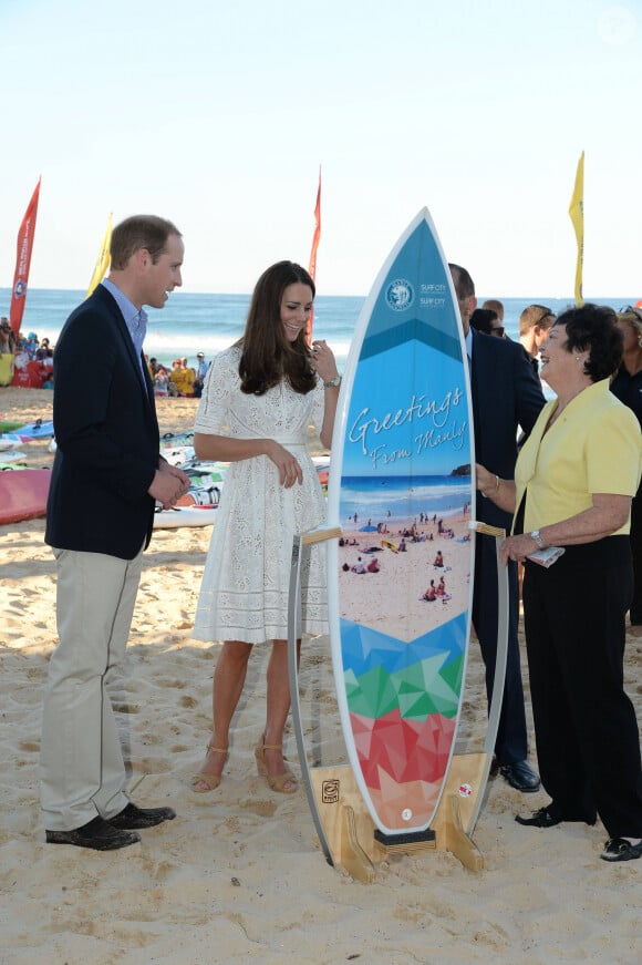 Le prince William, duc de Cambridge, et Kate Catherine Middleton, duchesse de Cambridge, rencontrent des surfeurs sur la plage de Manly à Sydney. Le 18 avril 2014
