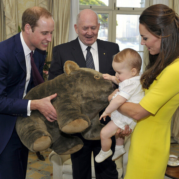 Le prince William, Catherine Kate Middleton, la duchesse de Cambridge, et leur fils George rencontrent Peter Cosgrove, le gouverneur général d'Australie, à la Admiralty House à Sydney, le 16 avril 2014.