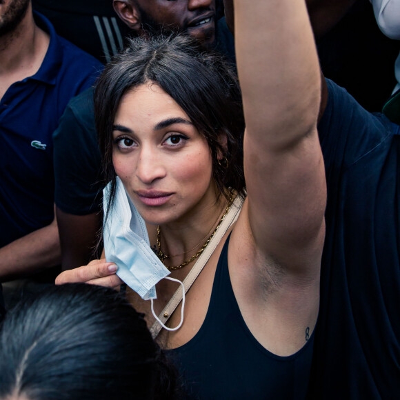 Camélia Jordana - People à la manifestation de soutien à Adama Traoré devant le tribunal de Paris le 2 juin 2020. Environ 20.000 personnes ont participé mardi soir devant le tribunal de Paris à un rassemblement interdit, émaillé d'incidents, à l'appel du comité de soutien à la famille d'Adama Traoré, jeune homme noir de 24 ans mort en 2016 après son interpellation. © Cyril Moreau / Bestimage