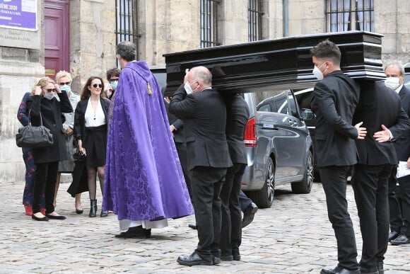 Joelle Bercot devant le cercueil de son mari Guy Bedos, à Paris, le 4 juin 2020