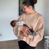 Coralie Porrovecchio pose avec son fils Leery, né le 23 mai 2020. Le 4 juin 2020.
