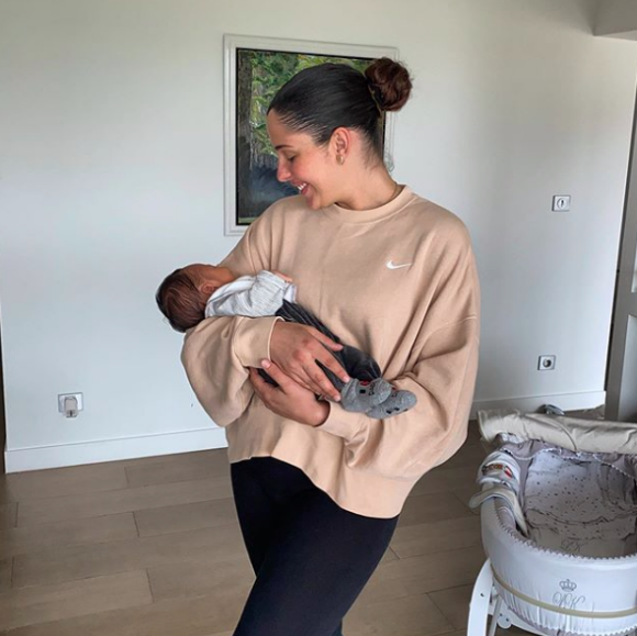 Coralie Porrovecchio pose avec son fils Leery, né le 23 mai 2020. Le 4 juin 2020.