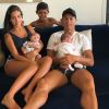Cristiano Ronaldo pose avec ses jumeaux de deux mois, Eva et Mateo, son fils Cristiano Jr, 7 ans et sa compagne Georgina Rodriguez (enceinte). Instagram, le 27 août 2017.
