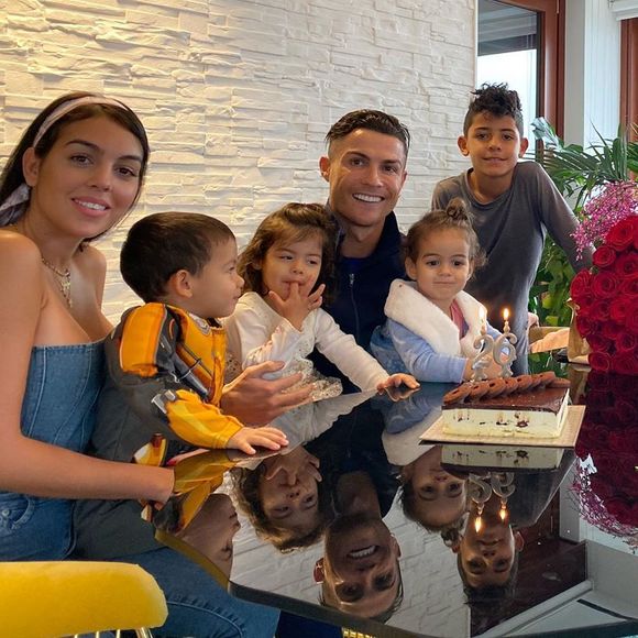 Georgina Rodriguez a fêté ses 26 ans le 27 janvier 2020, entourée de Cristiano Ronaldo, de leur fills Alana Martina et des trois enfants de CR7 Cristiano Jr et les jumeaux Eva et Mateo.