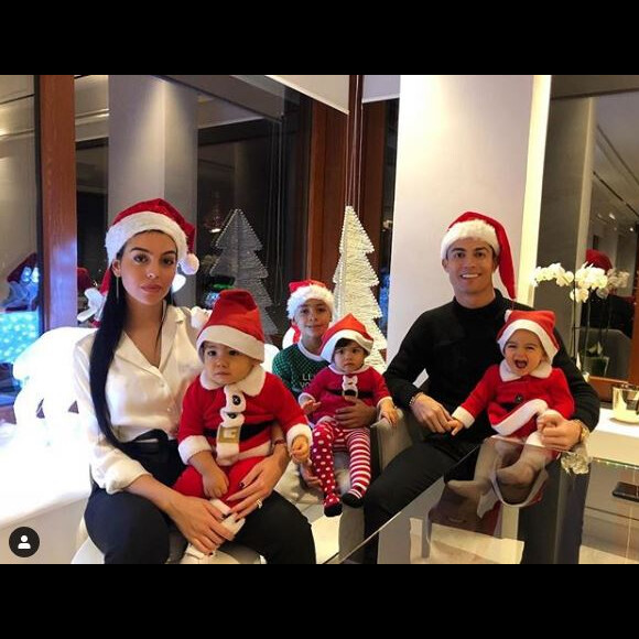 Cristiano Ronaldo avec ses quatre enfants et sa fiancée Georgina pour Noël. Instagram, le 25 décembre 2018.