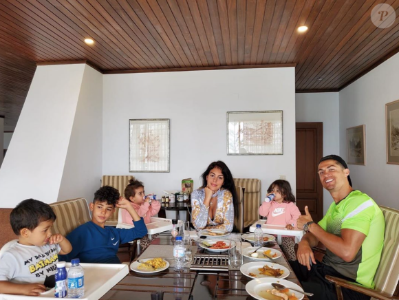 Cristiano Ronaldo, sa compagne Georgina Rodriguez et leurs enfants, confinés chez eux au Portugal. Avril 2020.
