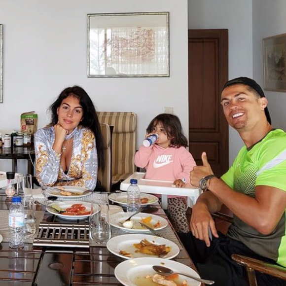 Cristiano Ronaldo, sa compagne Georgina Rodriguez et leurs enfants, confinés chez eux au Portugal. Avril 2020.
