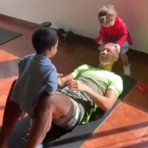 Cristiano Ronaldo et ses jumeaux Eva et Mateo, confinés au Portugal. Avril 2020.
