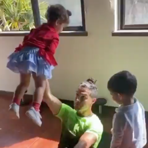 Cristiano Ronaldo et ses jumeaux Eva et Mateo, confinés au Portugal. Avril 2020.