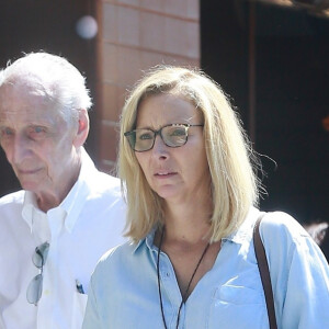 Exclusif - Lisa Kudrow va déjeuner avec son père Lee au restaurant "Nate'n Al's" dans le quartier de Beverly Hills à Los Angeles, le 25 septembre 2019.