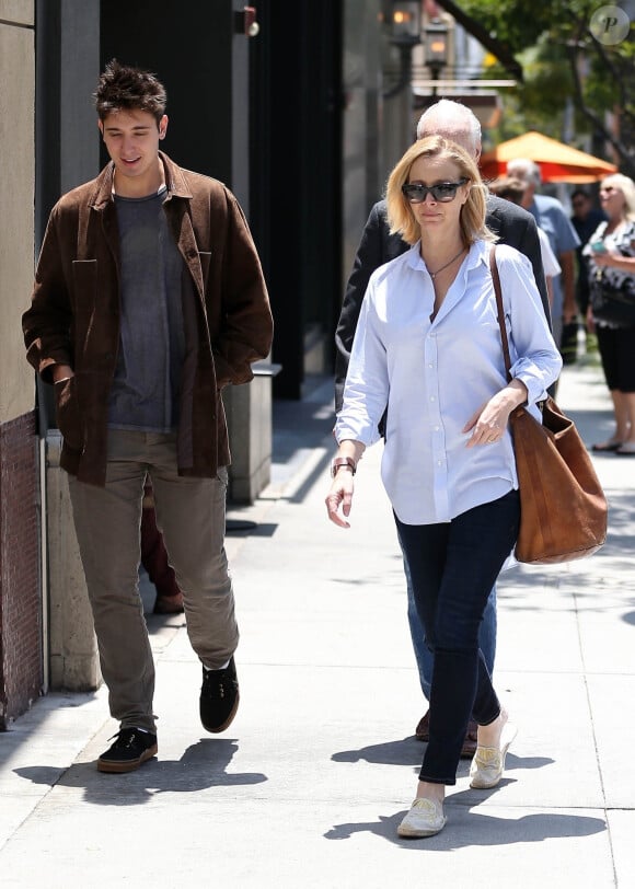 Lisa Kudrow se promène avec son père et son fils Julian à Los Angeles le 20 juin 2018.