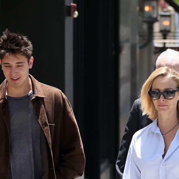 Lisa Kudrow se promène avec son père et son fils Julian à Los Angeles le 20 juin 2018.