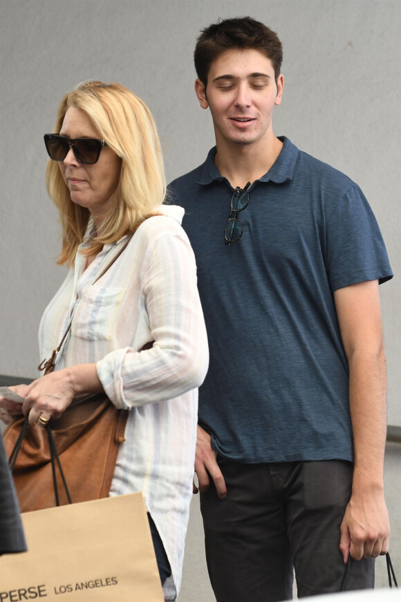 Exclusif - Lisa Kudrow fait du shopping avec son fils Julian dans les rues de Beverly Hills, le 30 juin 2017.