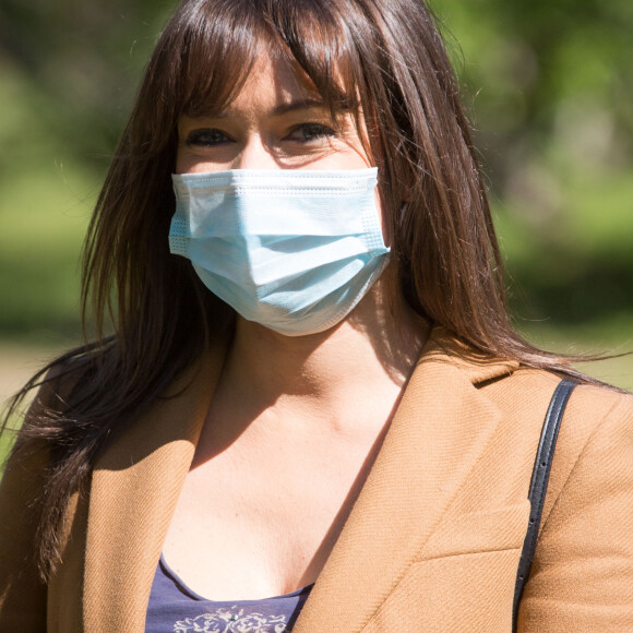 Exclusif - Elsa Esnoult - Reprise du tournage de la série "Les Mystères de l'amour" à Cergy-Pontoise (Val d'Oise) après 2 mois d'arrêt dû au confinement en pleine épidémie de Coronavirus Covid-19 le 14 mai 2020.