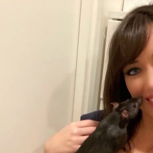 Elsa Esnoult et son rat Ruby sur Instagram. Le 21 mai 2020.